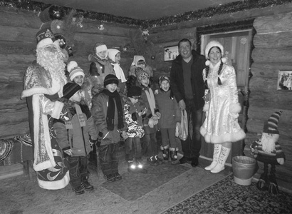 Н. Вербицкий с воспитанниками детского дома в гостях у Деда Мороза и Снегурочки.