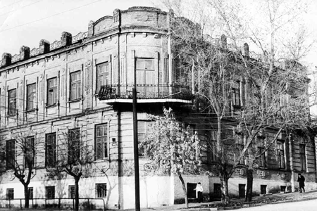 6,3-Здание-17-й-средней-школы,-на-котором-13-февраля-1943-года-было-водружено-красное-знамя-воинами-–-освободителями.