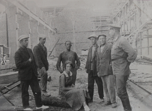 Группа строителей корпуса сталелитейного цеха. 30-е-гг. ХХв.